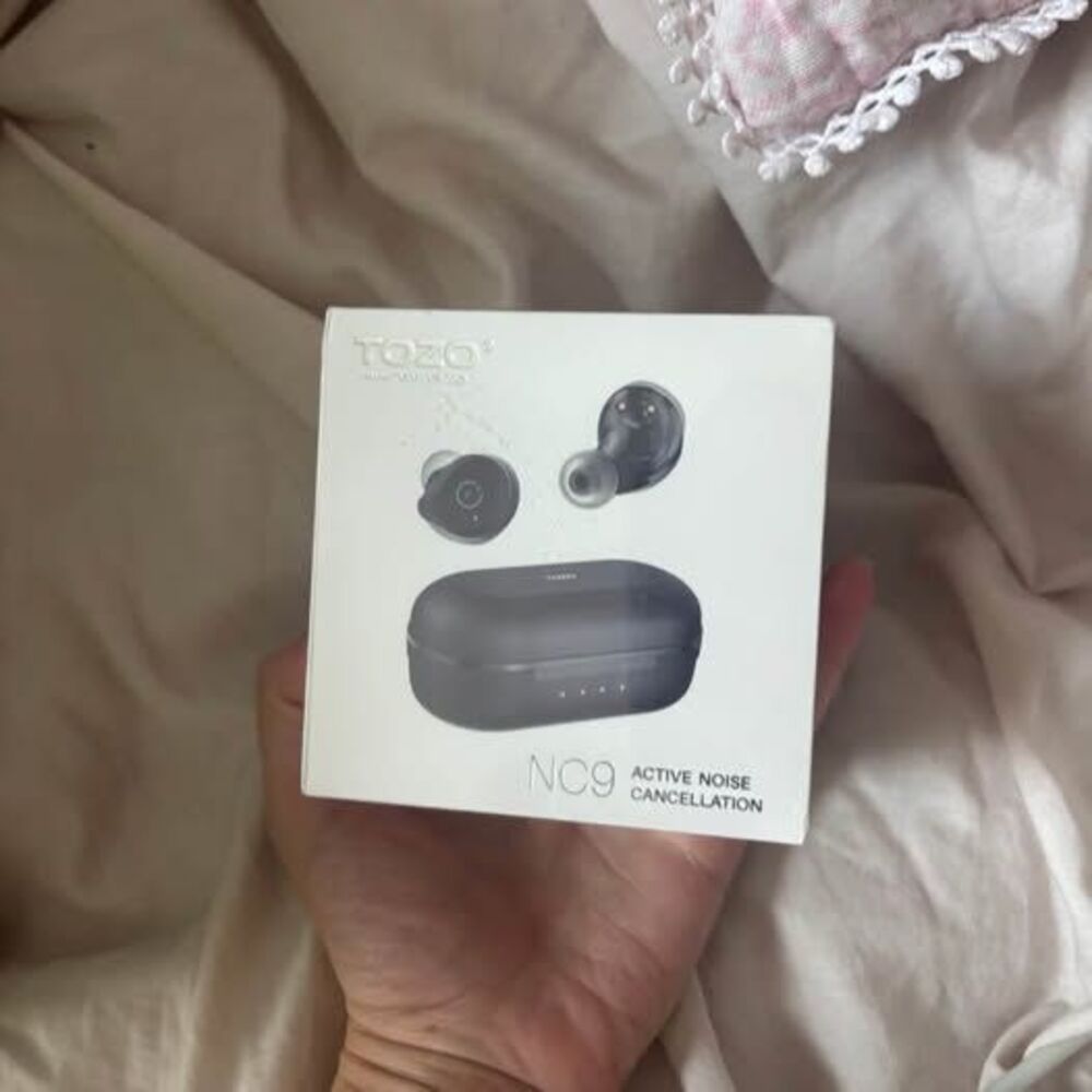 Wireless earbuds